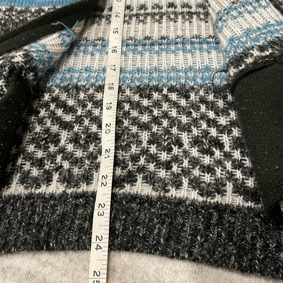 A classic from Ricki’s  long zippered sweater with collar. - Picture 7 of 8